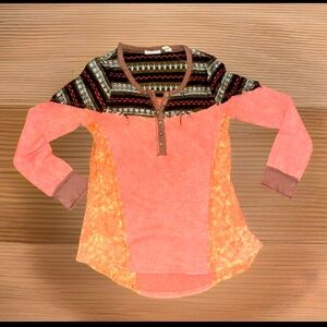 Gimmicks By BKE Long Sleeved W/Aztec Design Side R Sheer Lace. BKE Shirts Sz L